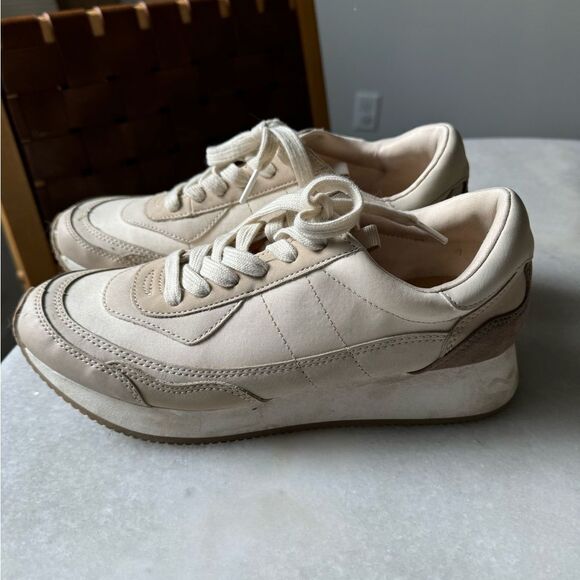 WOMENS NAME BRAND TENNIS SHOES SIZE 8 - Picture 1 of 4